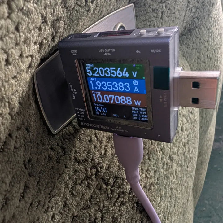USB 功率計插喺另一品牌電動梳化 USB 位，只有 5.20V、10.1W